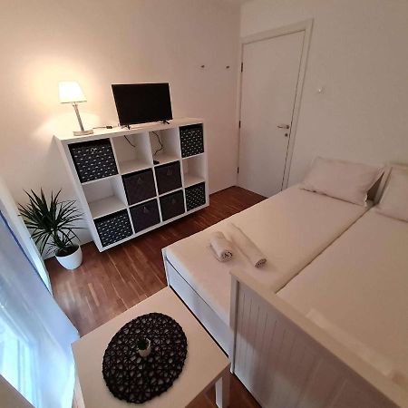 Apartmani Lovre I Zara Екстер'єр фото