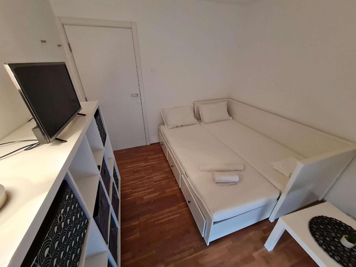 Apartmani Lovre I Zara Екстер'єр фото