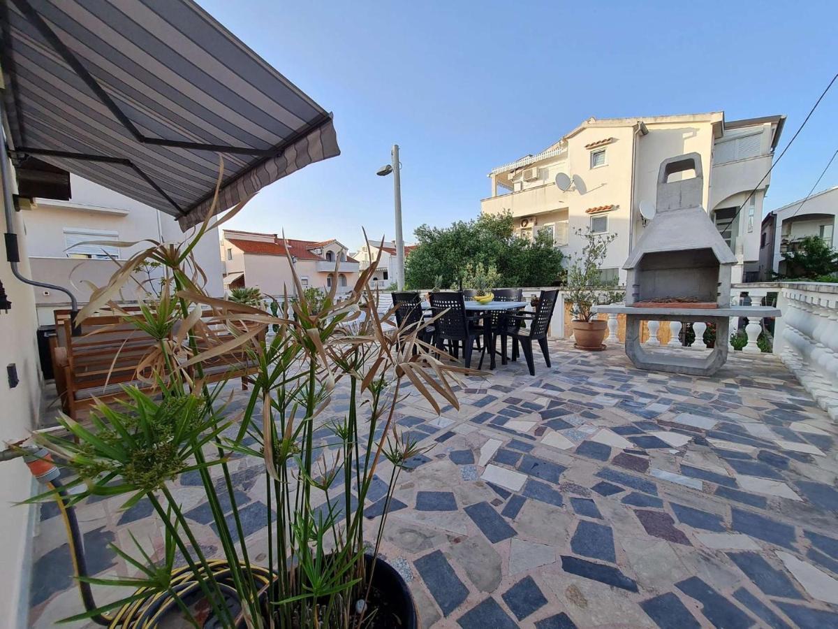 Apartmani Lovre I Zara Екстер'єр фото