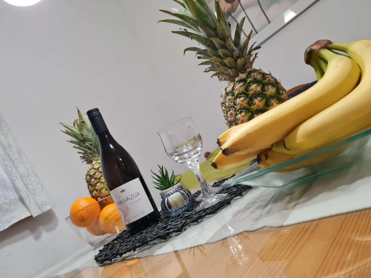 Apartmani Lovre I Zara Екстер'єр фото