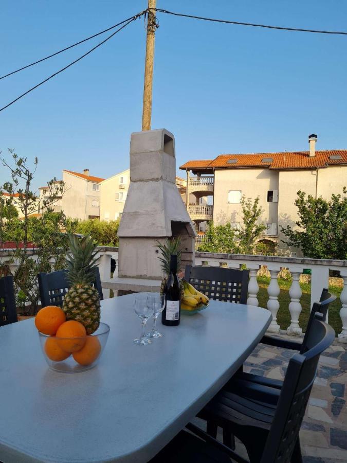 Apartmani Lovre I Zara Екстер'єр фото