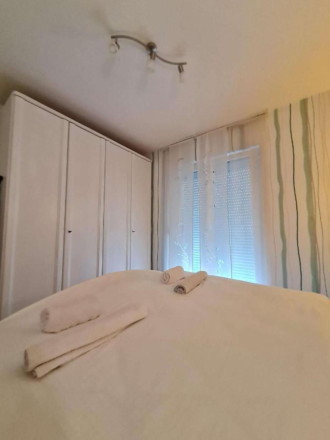 Apartmani Lovre I Zara Екстер'єр фото