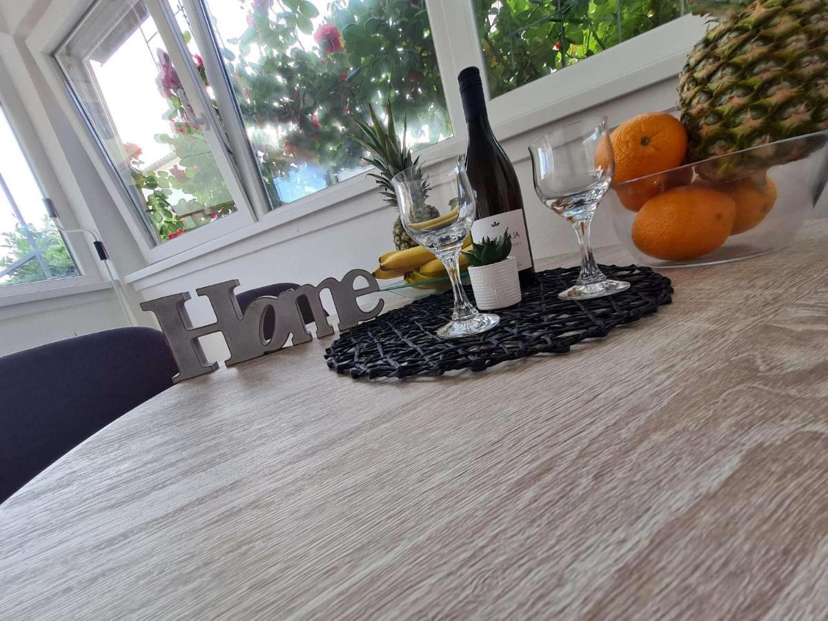 Apartmani Lovre I Zara Екстер'єр фото