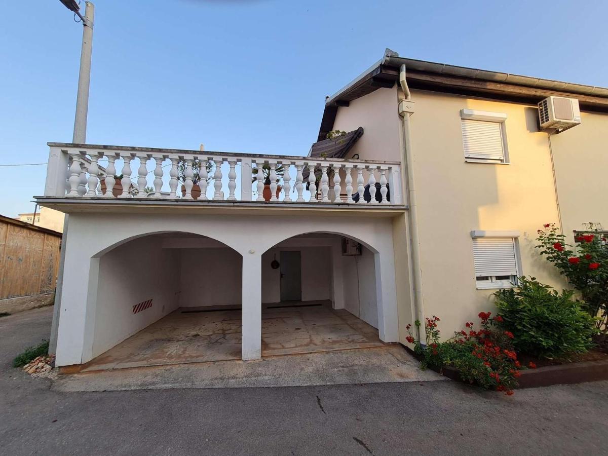 Apartmani Lovre I Zara Екстер'єр фото
