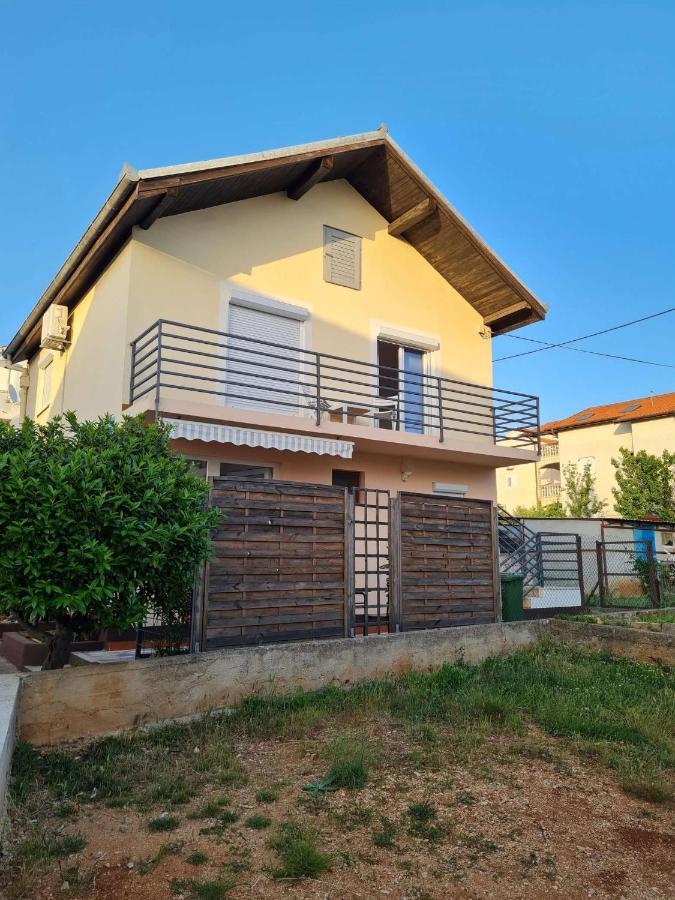 Apartmani Lovre I Zara Екстер'єр фото