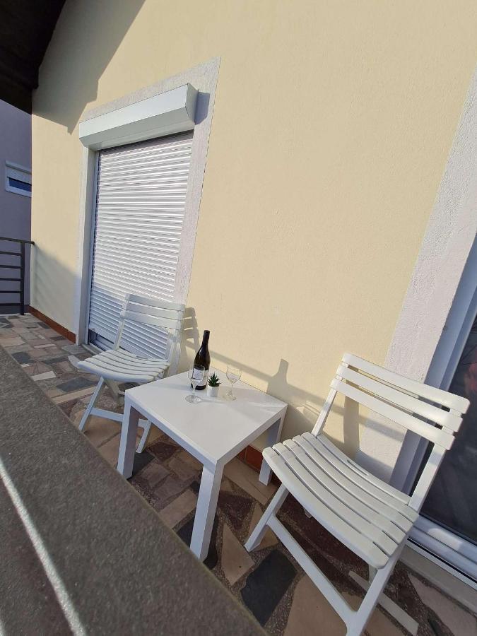 Apartmani Lovre I Zara Екстер'єр фото