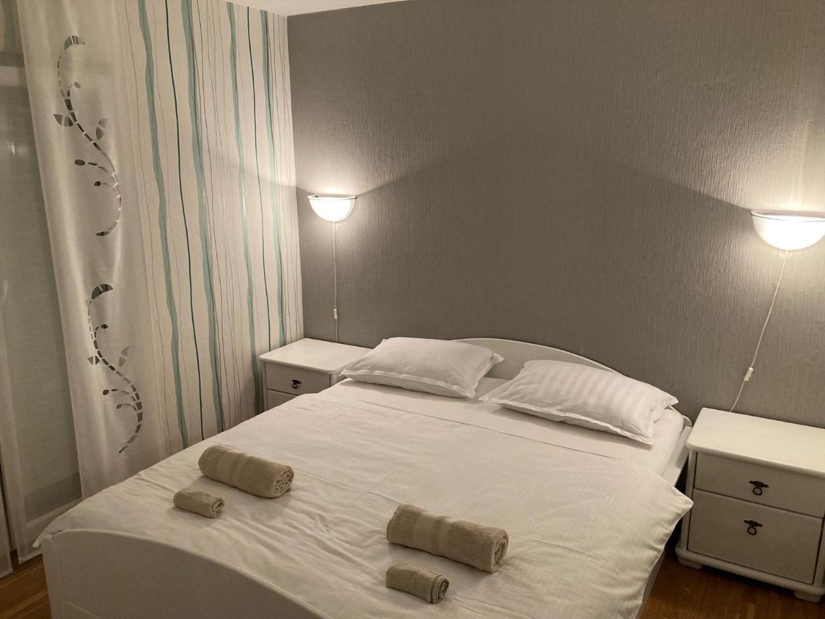 Apartmani Lovre I Zara Екстер'єр фото