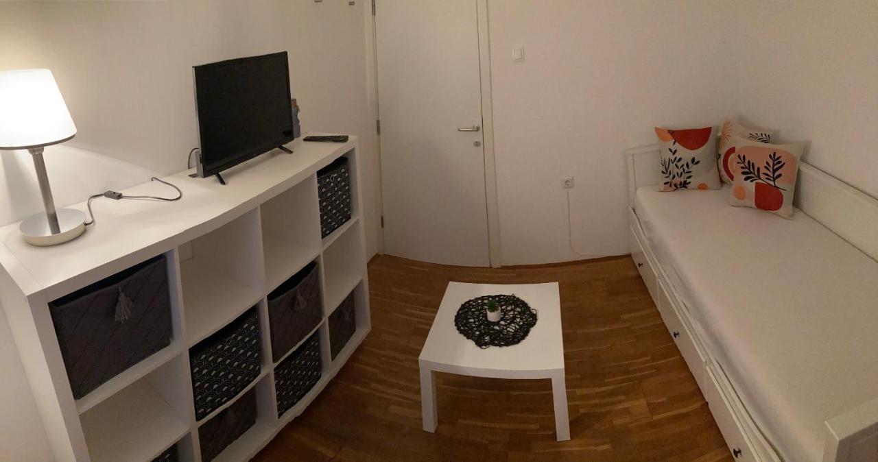 Apartmani Lovre I Zara Екстер'єр фото